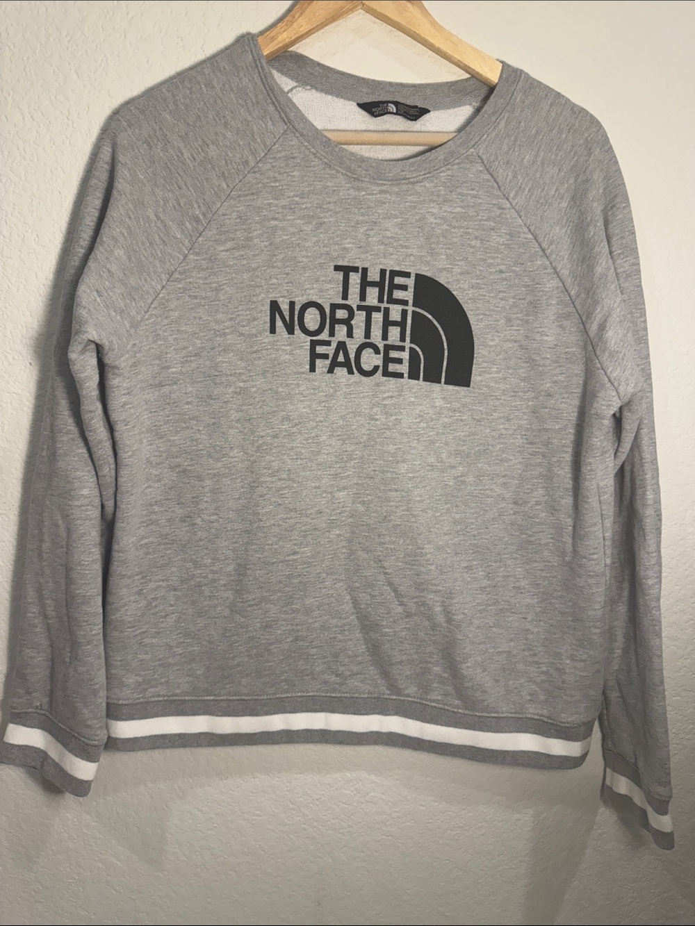 The North Face Heather Gray Logo Striped Trim Raglan Crewneck Sweatshirt Size L